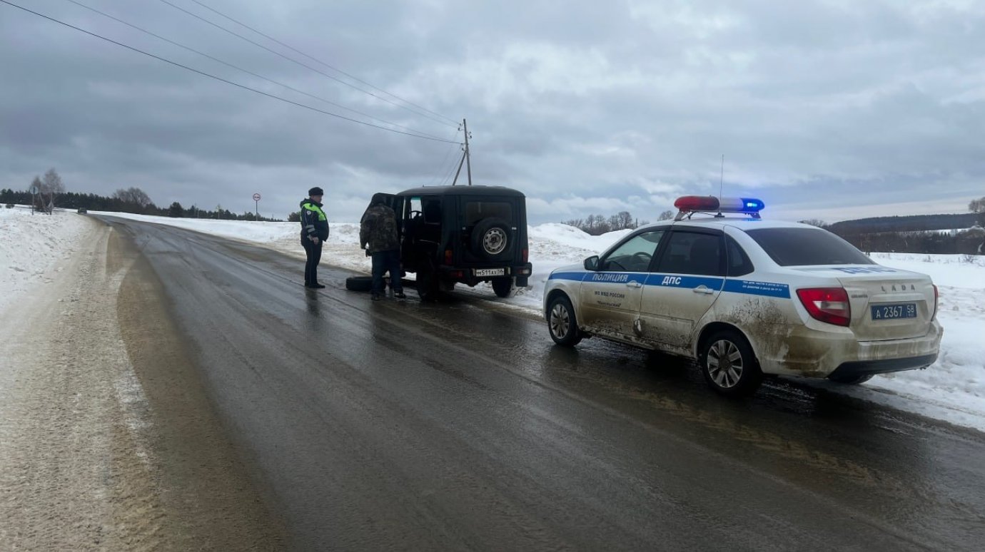 Никольские инспекторы помогли водителю УАЗа заменить колесо