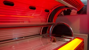 Свет с «помехами»? Опасно ли на самом деле загорать в солярии?