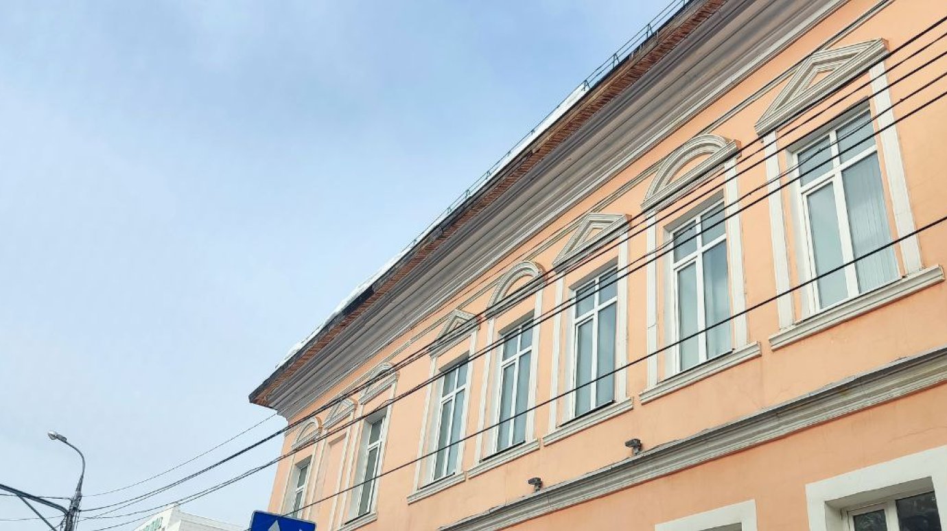 У гимназии на улице Карла Маркса стало опасно ходить