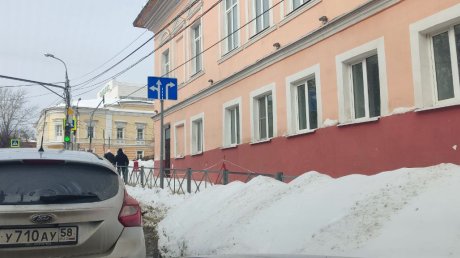 У гимназии на улице Карла Маркса стало опасно ходить