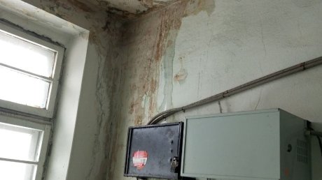 Очистка крыши на Кулакова, 8/2, не спасла от потопа в подъезде