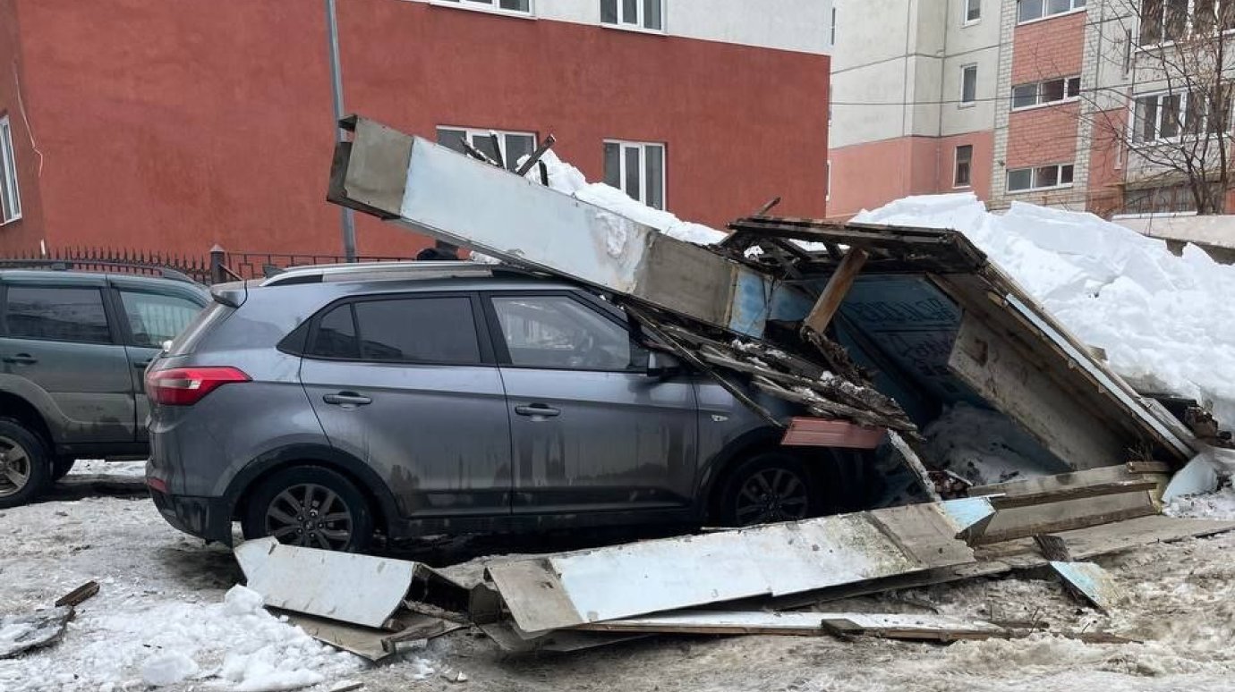 В Пензе на машину рухнула крыша старого магазина