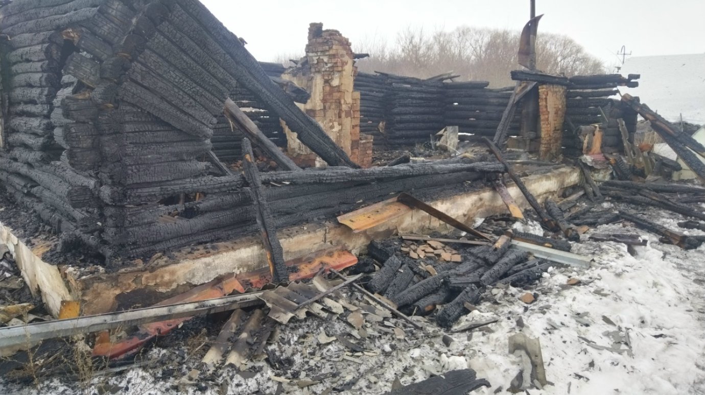 В Колышлейском районе сгорели жилой дом и пристрой