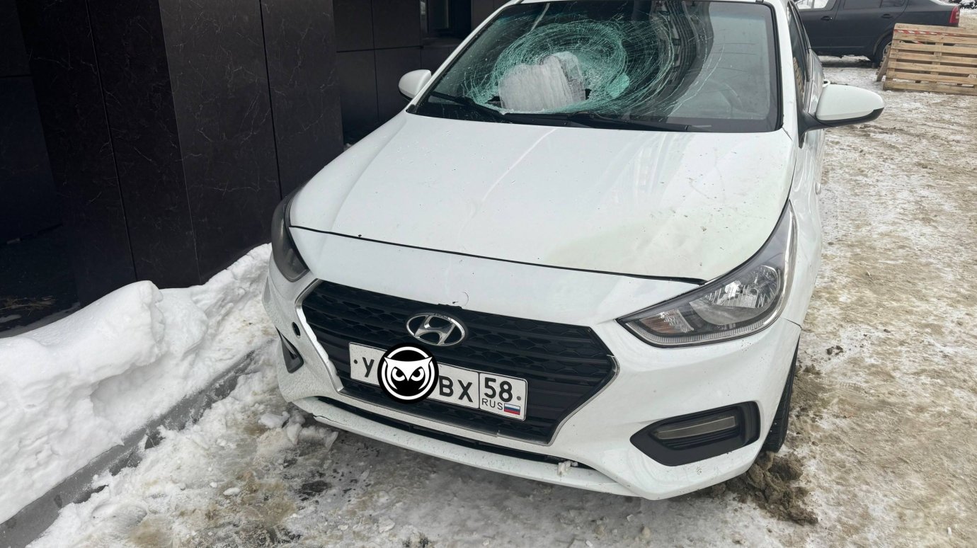 На улице Свердлова глыба льда пробила лобовое стекло Hyundai