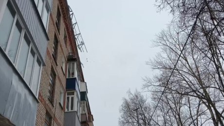 На улице Попова в Пензе машины завалило снегом с крыши