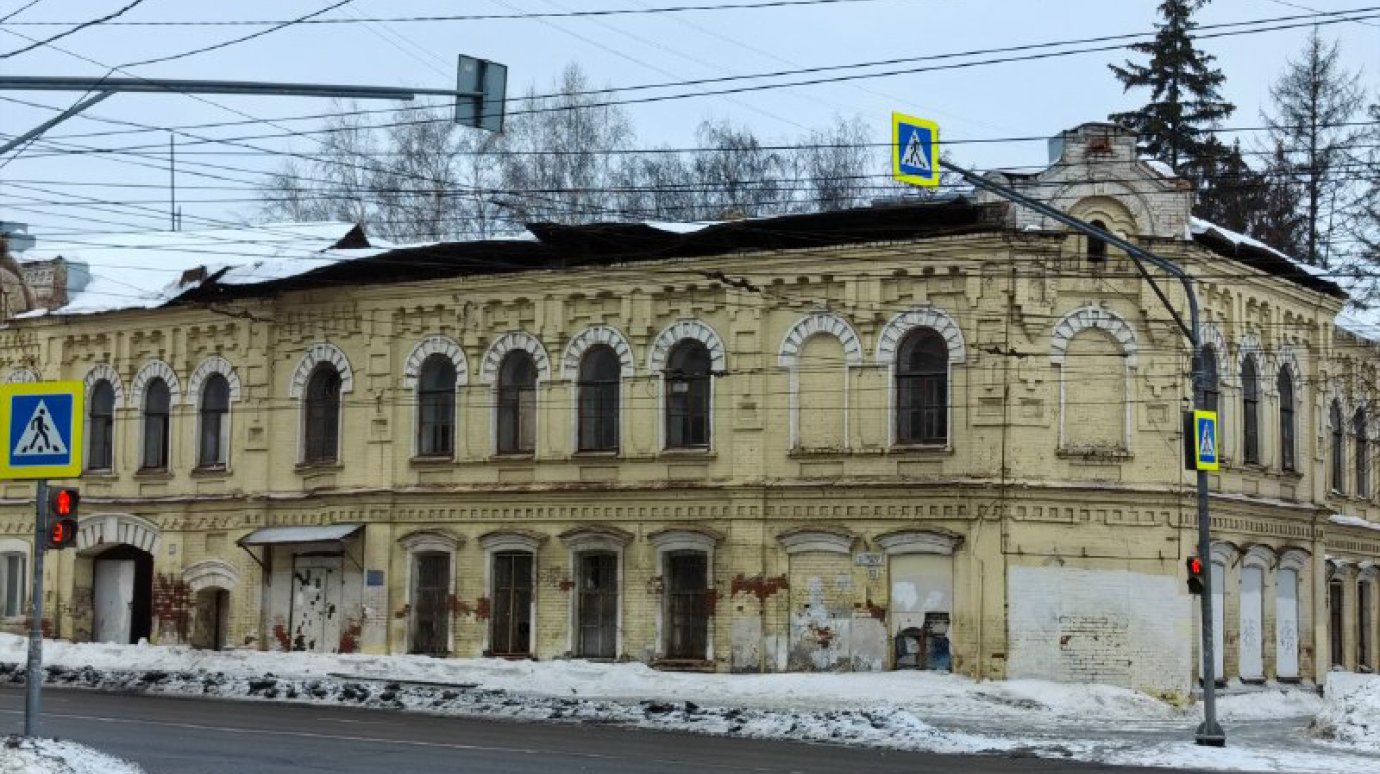 В Пензе частично обрушилась крыша жилого дома XIX века