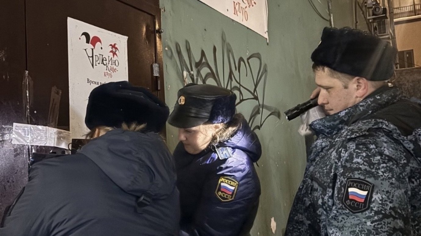 Приставы закрыли известный бар на улице Московской