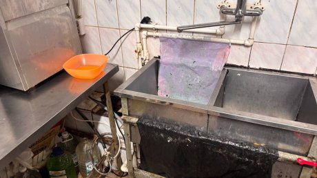 Приставы закрыли известный бар на улице Московской