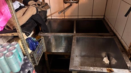 Приставы закрыли известный бар на улице Московской