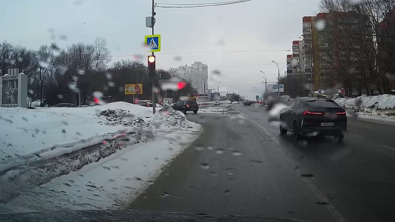 На проспекте Победы водитель BMW проехал на красный