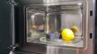 Зачем в микроволновую печь кладут лимон и губку?