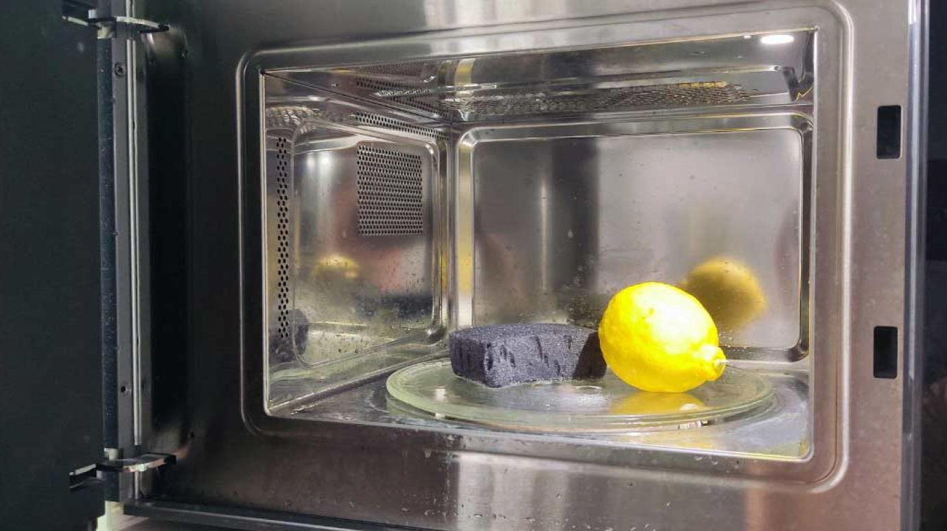 Зачем в микроволновую печь кладут лимон и губку?
