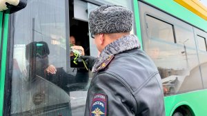 Цветы вместо проверки: начальник ГАИ поздравил женщин-водителей