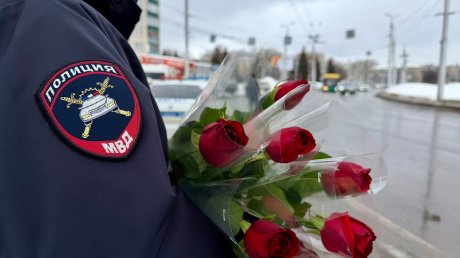 Цветы вместо проверки: начальник ГАИ поздравил женщин-водителей