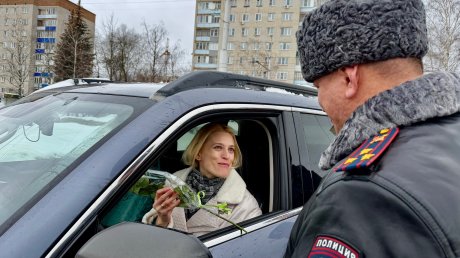 Цветы вместо проверки: начальник ГАИ поздравил женщин-водителей