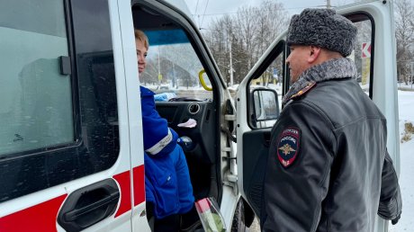 Цветы вместо проверки: начальник ГАИ поздравил женщин-водителей