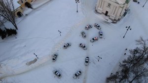 В Пензе машины ГАИ выстроили восьмеркой в честь женщин