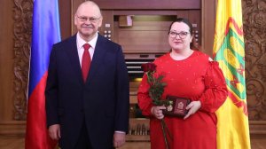 Олег Мельниченко вручил медали многодетным мамам