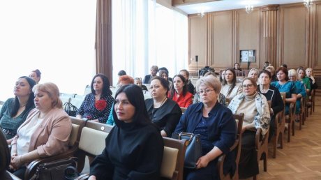 Олег Мельниченко вручил медали многодетным мамам