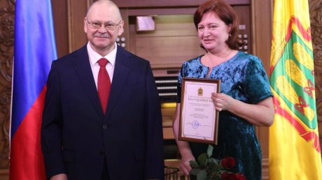 Олег Мельниченко вручил медали многодетным мамам