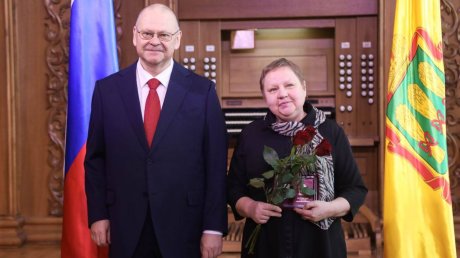 Олег Мельниченко вручил медали многодетным мамам