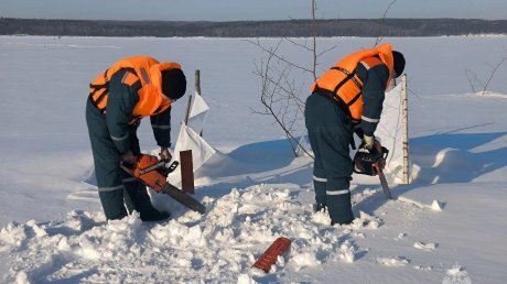 Пензенские спасатели зачернили лед в условной зоне паводка