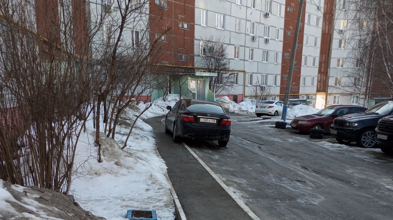 На ул. Кижеватова водитель Lexus использует тротуар как парковку