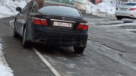 На ул. Кижеватова водитель Lexus использует тротуар как парковку