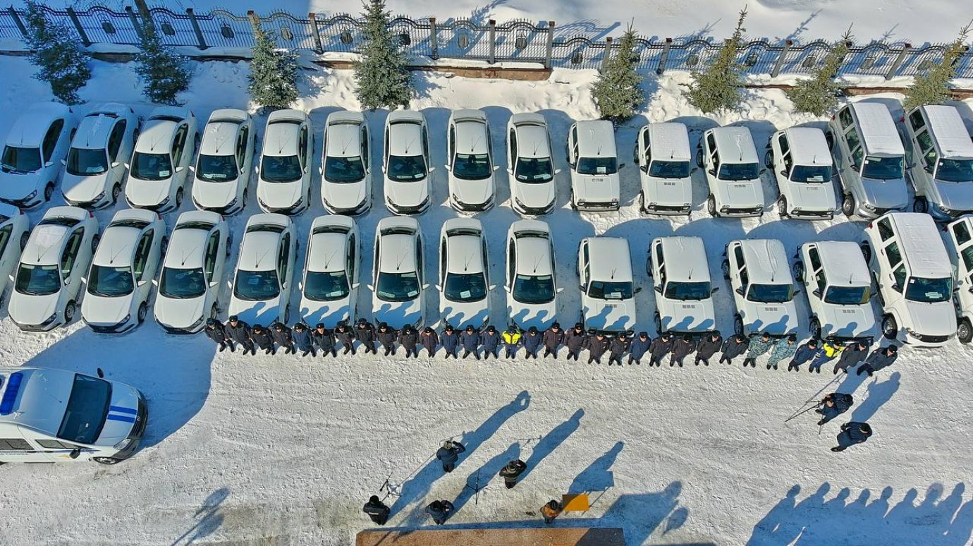 В Пензе полицейским вручили ключи от новых служебных автомобилей