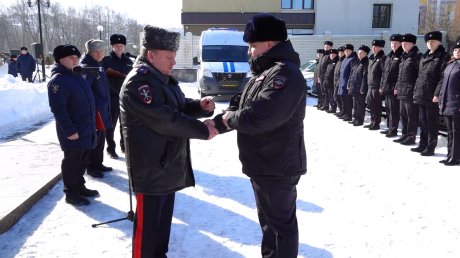 В Пензе полицейским вручили ключи от новых служебных автомобилей