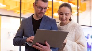 Мужчины искали подарки к 8 Марта чаще, чем женщины к 23 Февраля