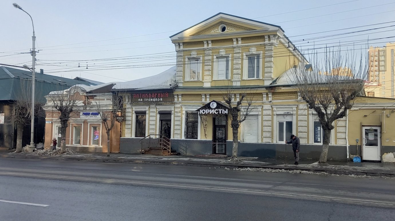 На тротуар на улице Кирова может сойти лавина