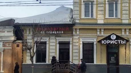 На тротуар на улице Кирова может сойти лавина