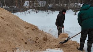 Сотрудники минлесхоза оборудуют места для хранения сеянцев