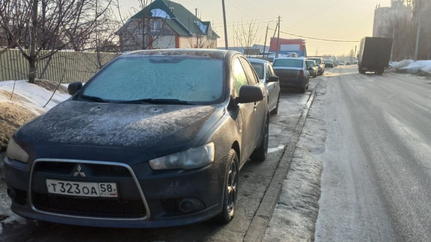 На ул. Северополянской водители нарушают правила парковки
