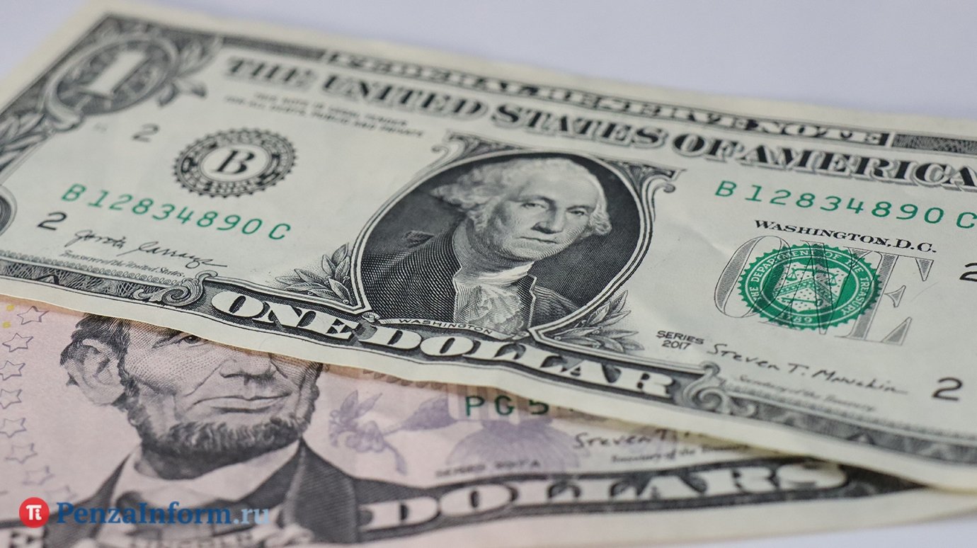 Прогноз: к концу марта доллар будет стоить 82,8 рубля