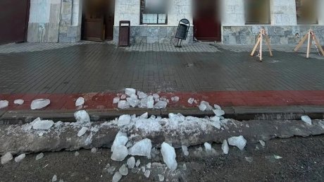 На ул. Бакунина при падении наледи с крыши пострадала 36-летняя пензячка