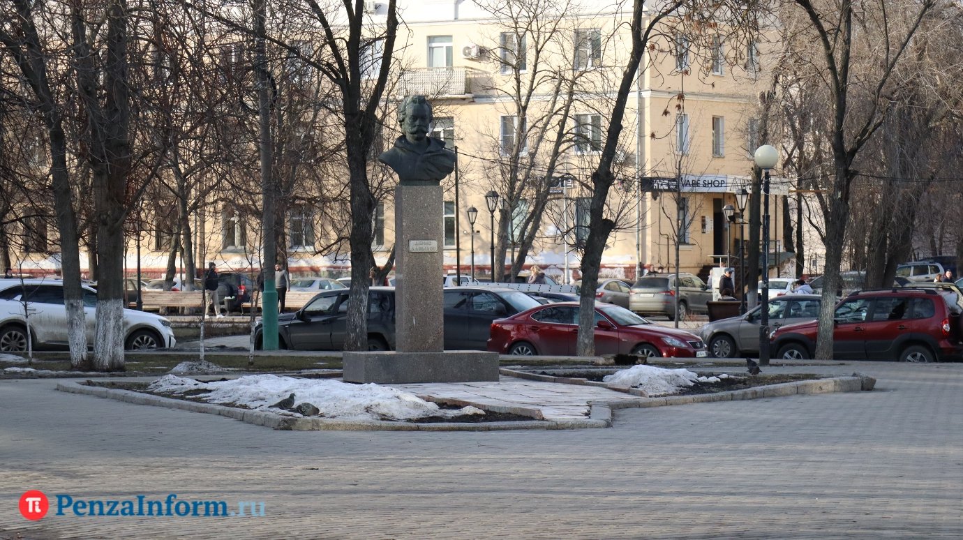 Для двух скверов в центре Пензы заказали новые скамейки и урны