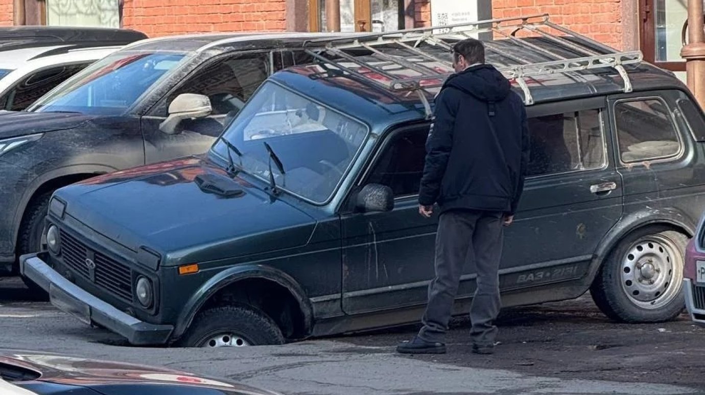 В Пензе на платной парковке под машиной провалился асфальт