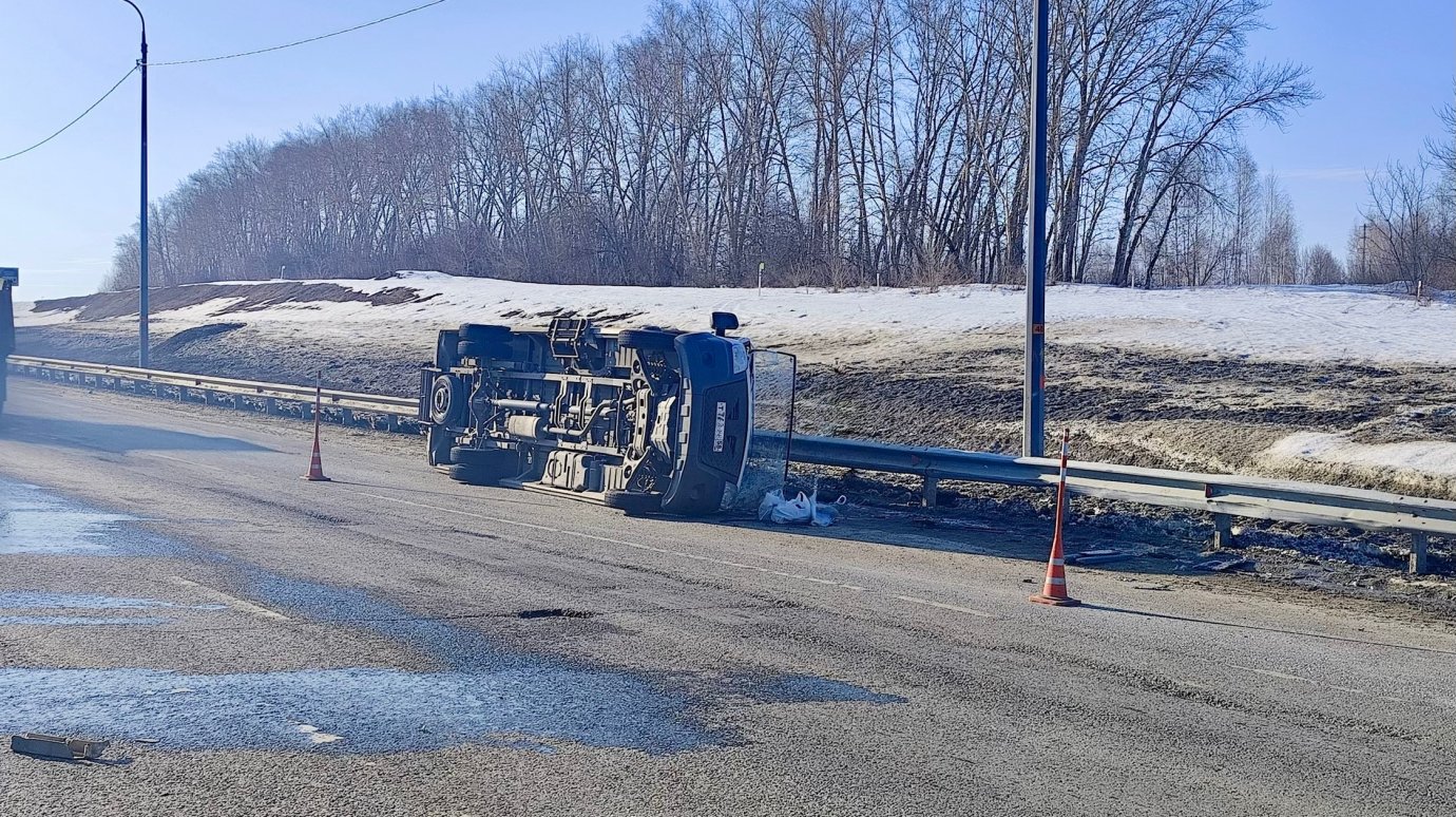 На выезде из Пензы опрокинулась маршрутка с пассажирами