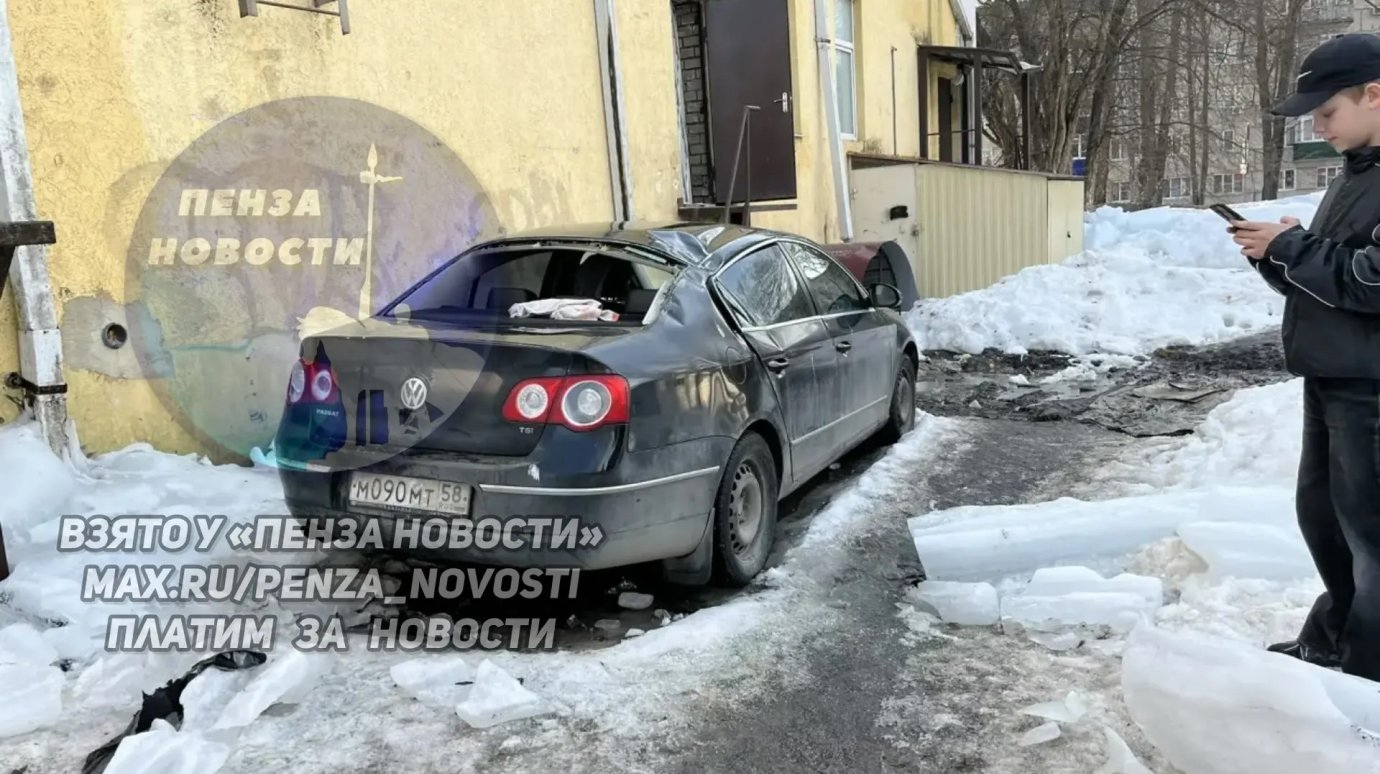 На улице Минской глыба льда повредила Volkswagen Passat