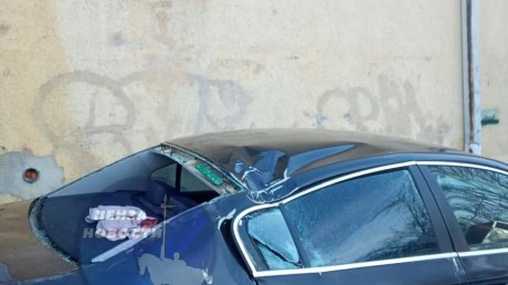 На улице Минской глыба льда повредила Volkswagen Passat