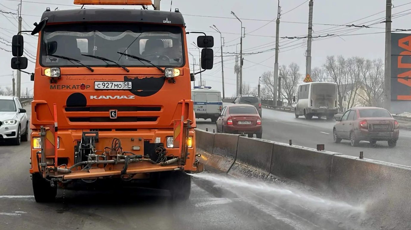 В Пензе на дороги вышли поливомоечные машины
