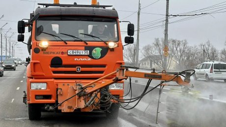 В Пензе на дороги вышли поливомоечные машины