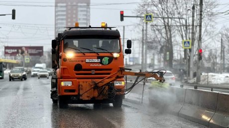 В Пензе на дороги вышли поливомоечные машины