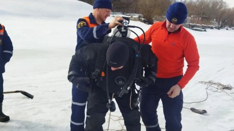В Пензе водолазы готовятся к спасению провалившихся под лед
