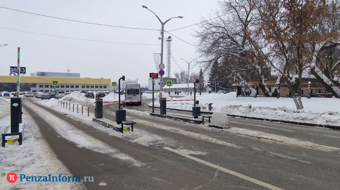 Парковка у железнодорожного вокзала в Пензе погружена в темноту