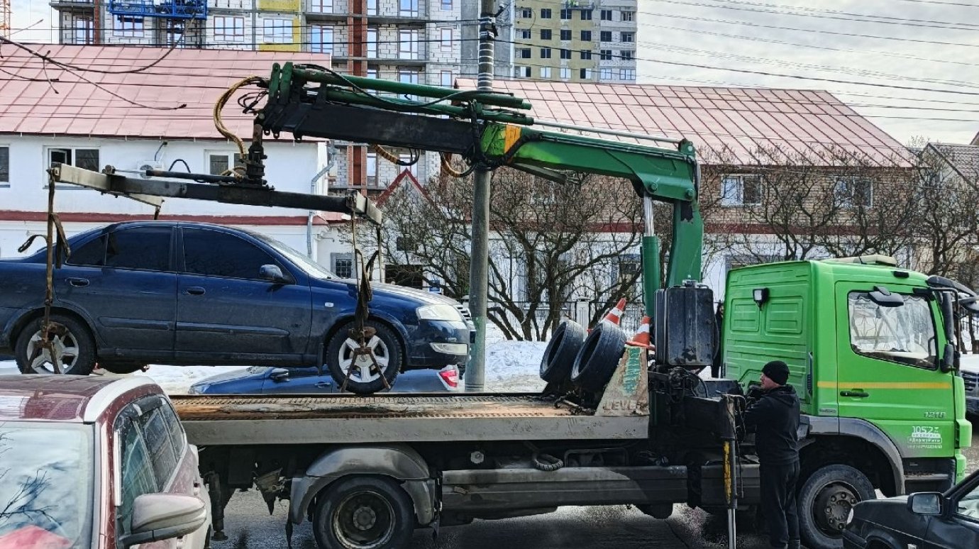 Пензенец порезал руки, пытаясь отбить свой автомобиль у приставов