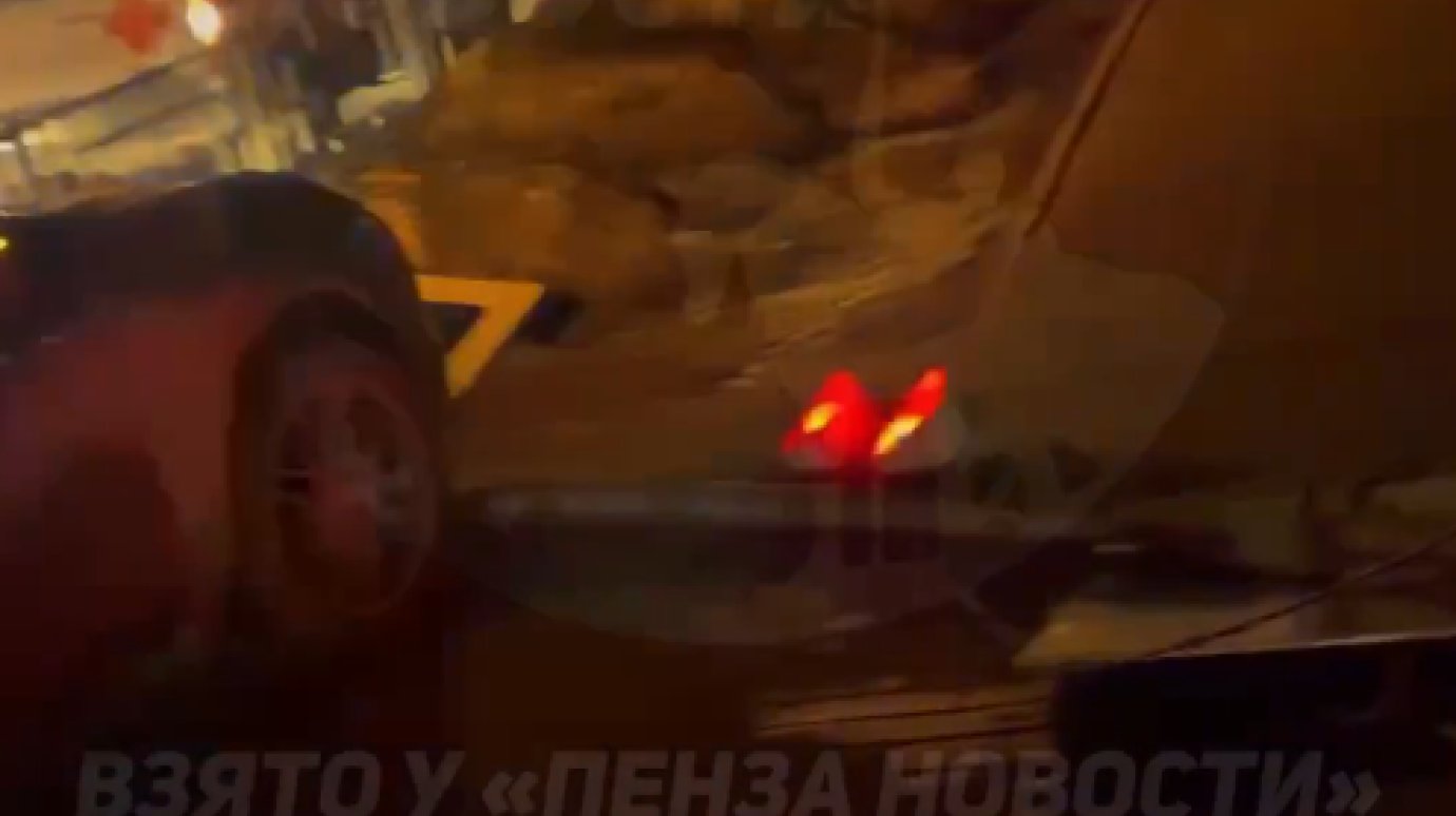 На улице Лермонтова автомобиль Porsche снес светофор