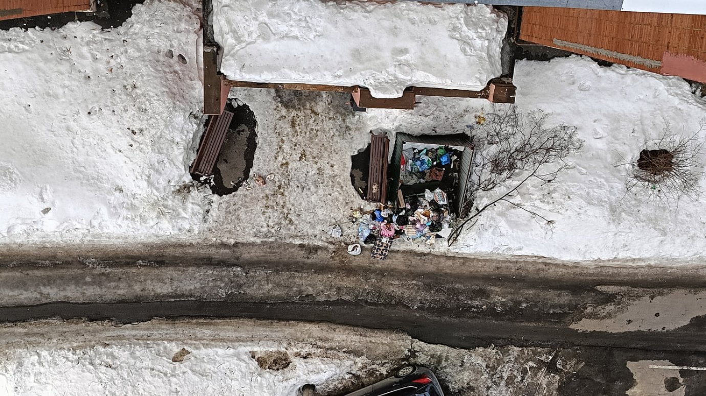 На улице Мира автомобили стали мешать работе мусоровоза